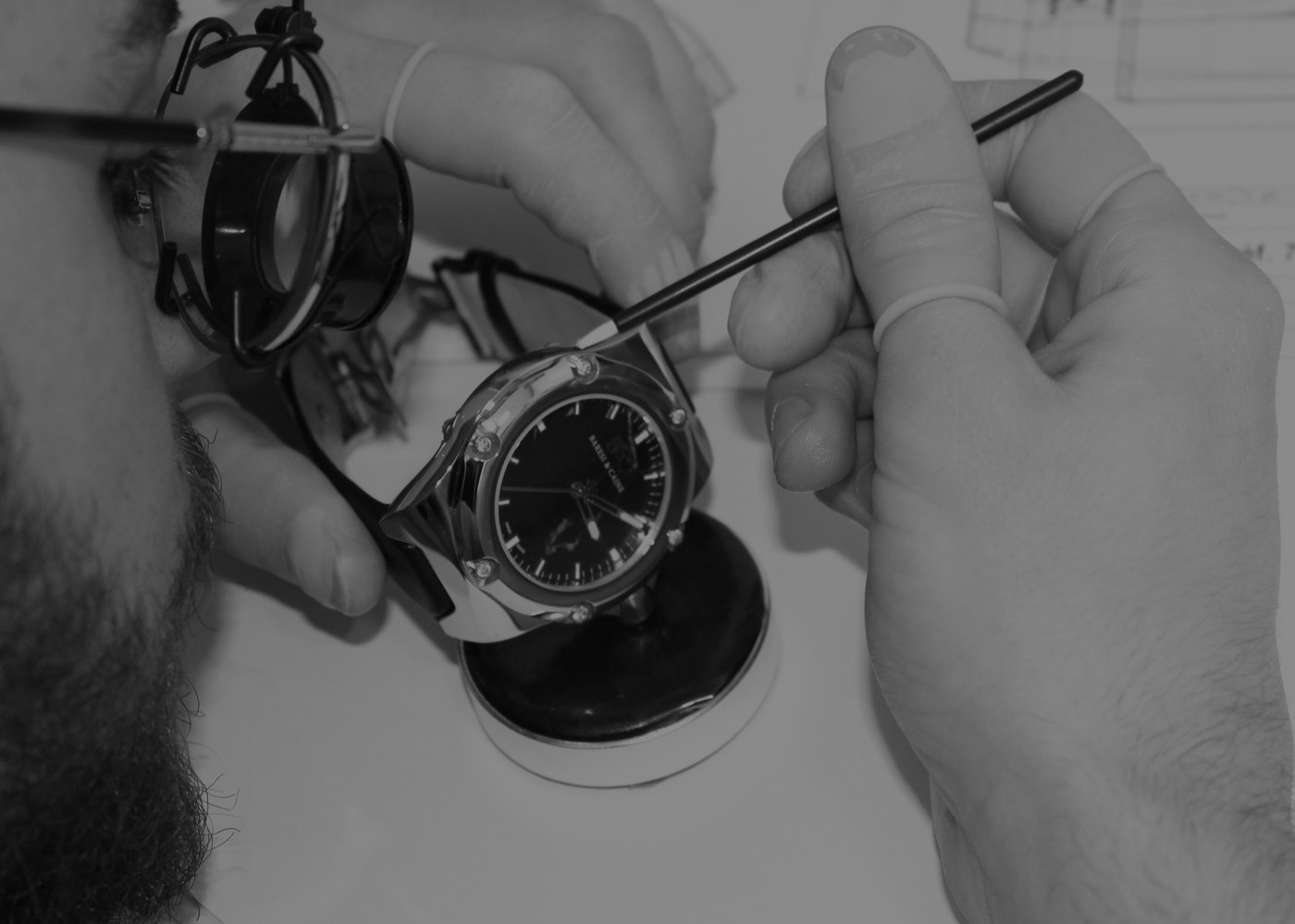 Orologiaio che assembla un orologio Baresi & Caine